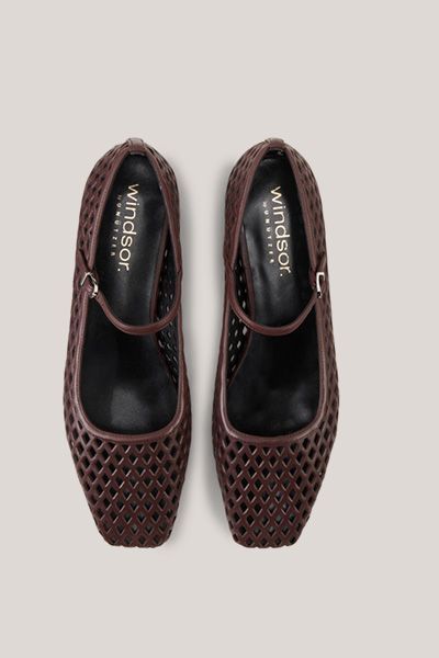 Perforierte Leder-Ballerinas mit Riemchen