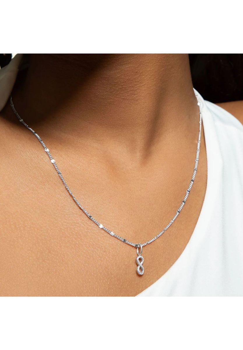 Elegante Silberkette mit Schmuckelementen