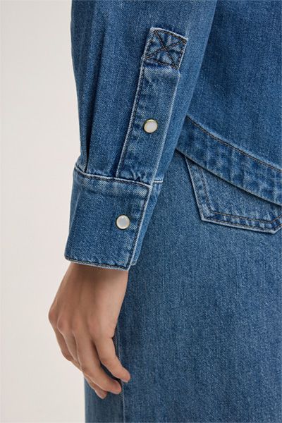 Feminine Jeansbluse mit Kellerfalte