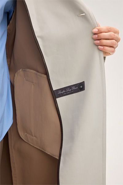 Doppelreihiger Trenchcoat aus Seidenmischung