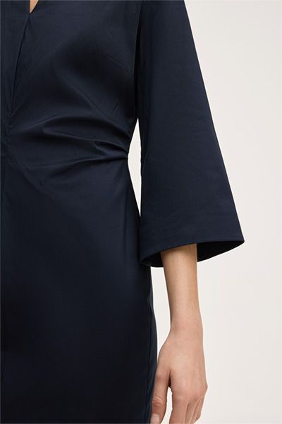 Tailliertes Midi-Etui-Kleid mit V-Ausschnitt