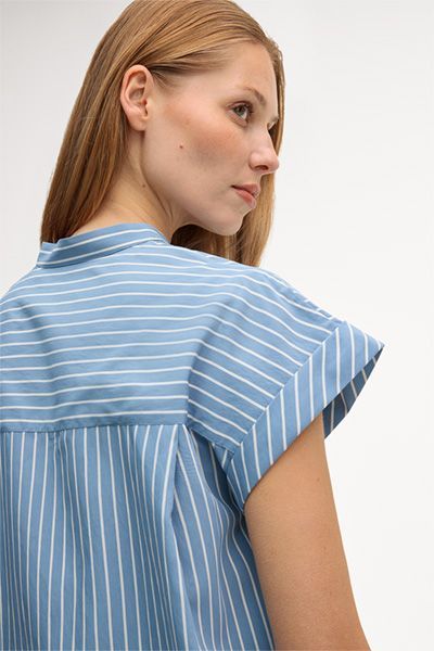Gestreifte Kurzarm-Bluse mit Stehkragen