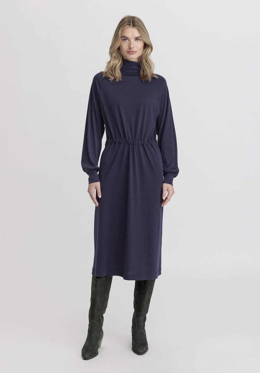 Locker geschnittenes Jersey-Rollkragenkleid