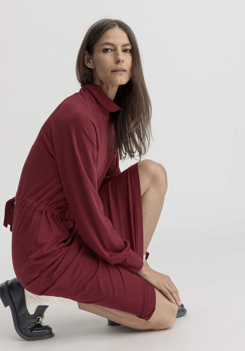 Elegantes Jersey-Midi mit Rollkragen
