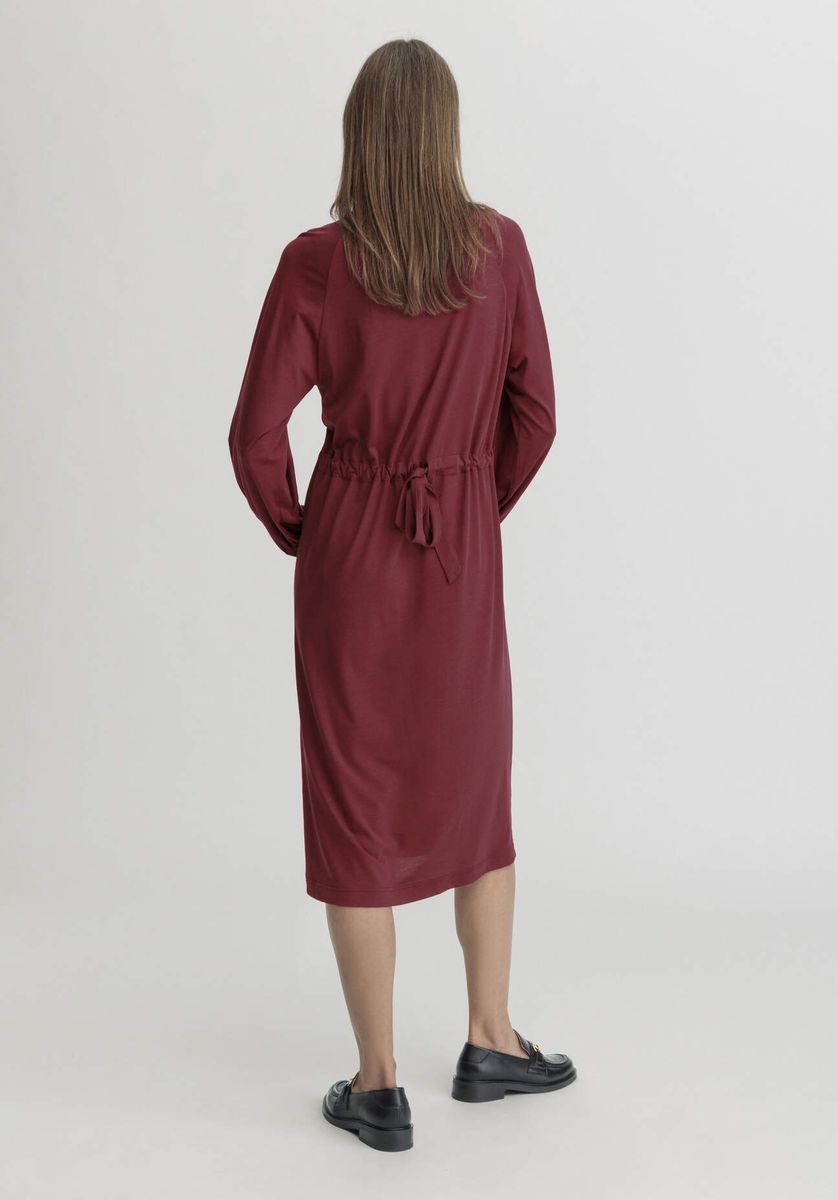 Elegantes Jersey-Midi mit Rollkragen
