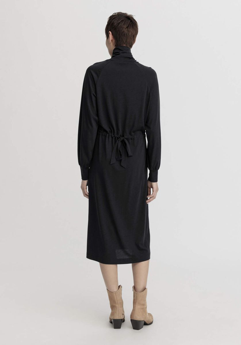 Lässiges Rollkragen-Midikleid