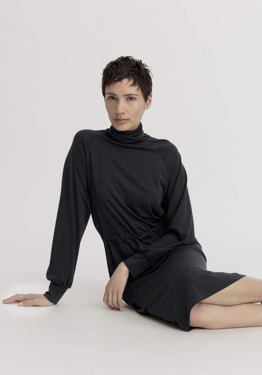 Lässiges Rollkragen-Midikleid