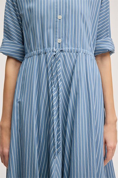 Gestreiftes Midikleid mit Tunnelzug