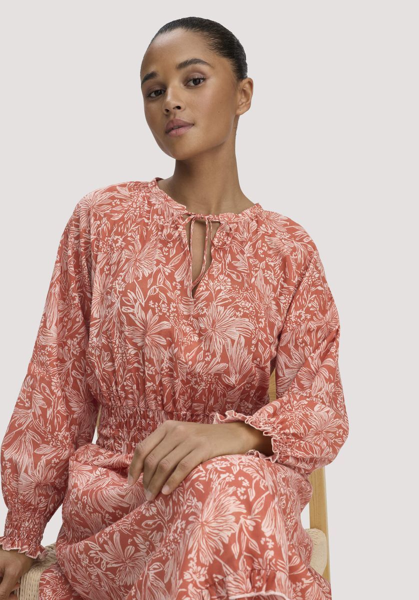 Maxikleid mit Blumenprint und Stufen