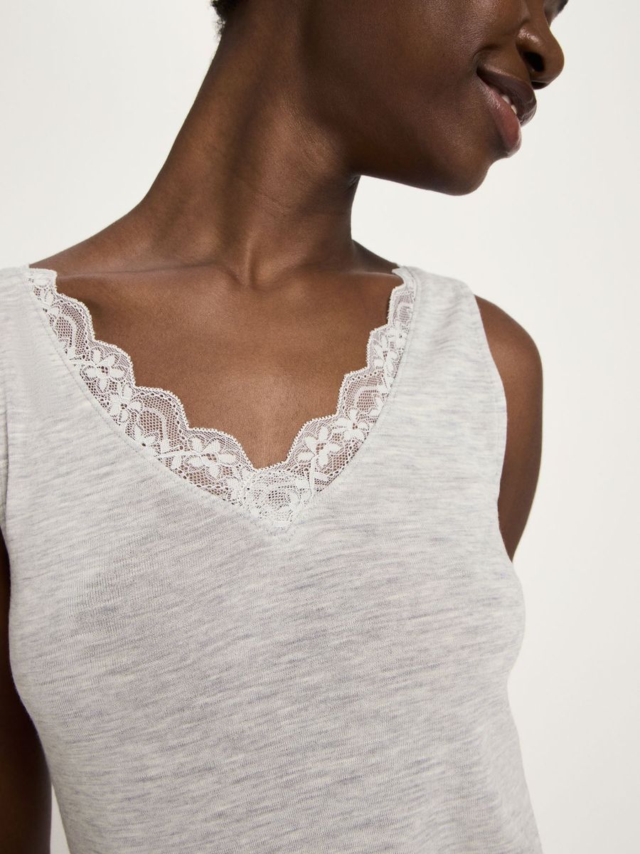 Edles Merino-Top mit feiner Spitze