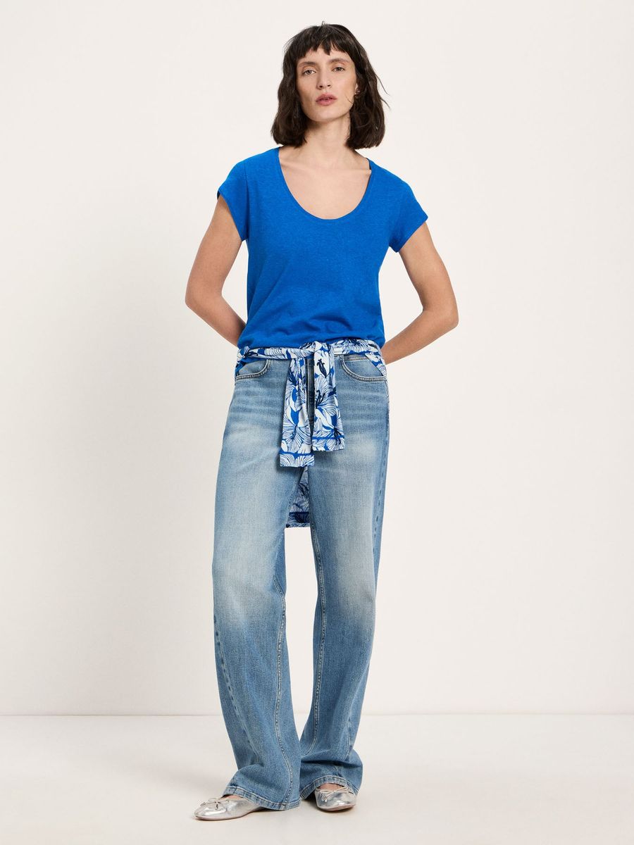 Minimalistisches T-Shirt mit tiefem Ausschnitt