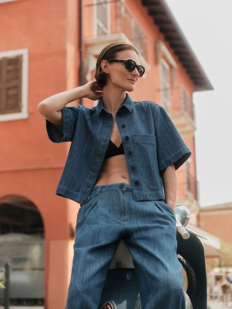 Kurzärmeliges strukturiertes Denim-Hemd