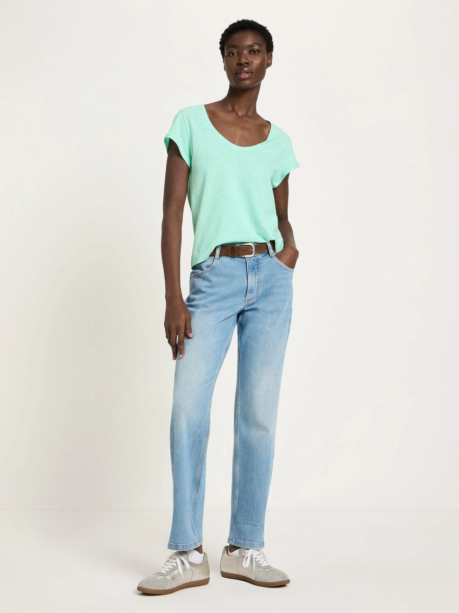 Minimalistisches Hanf-Shirt mit tiefem Ausschnitt