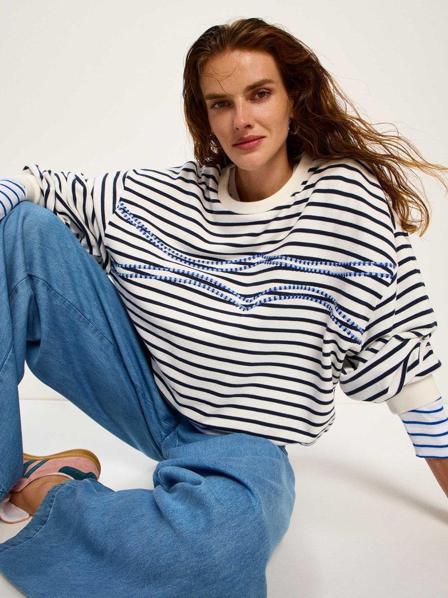 Gestreiftes Oversize-Sweatshirt mit Stickerei