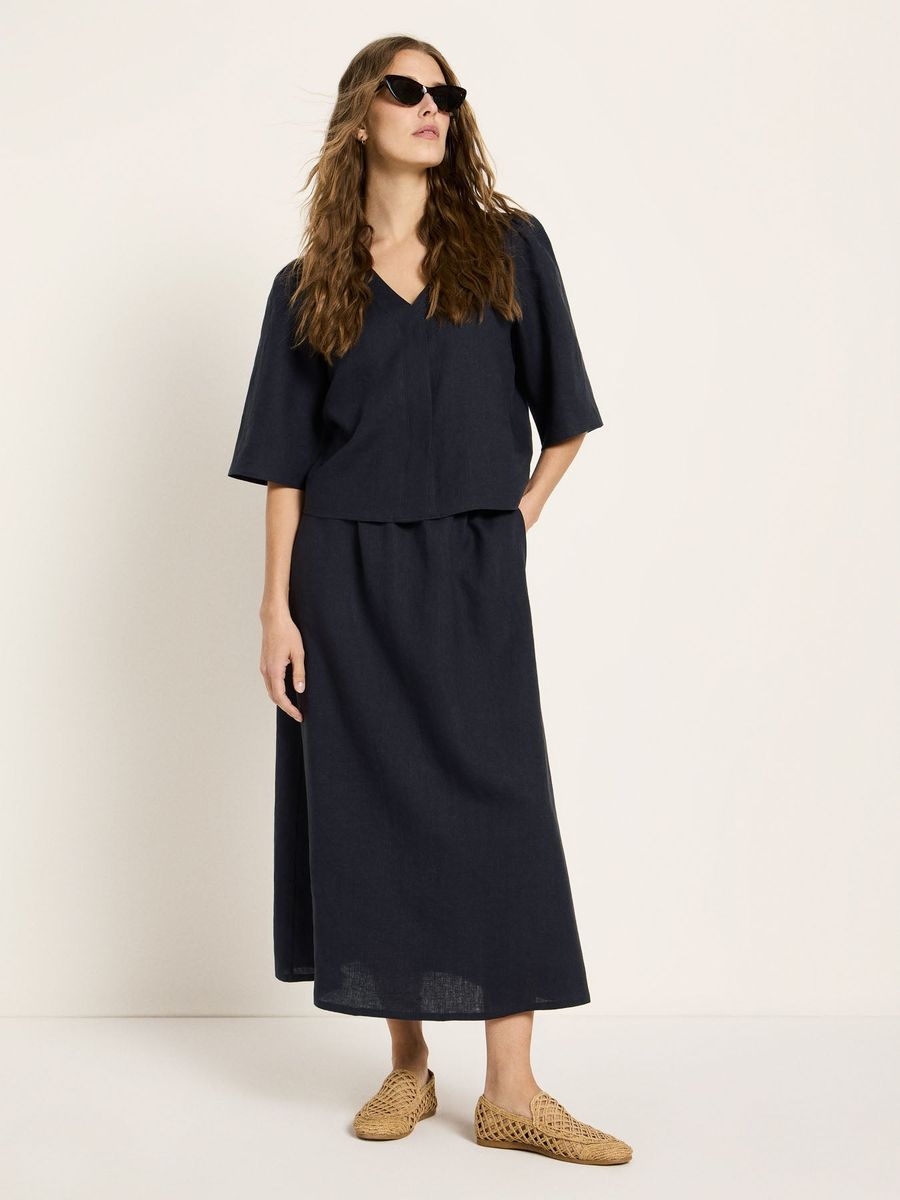 Minimalistische V-Ausschnitt-Bluse aus Bio-Leinen