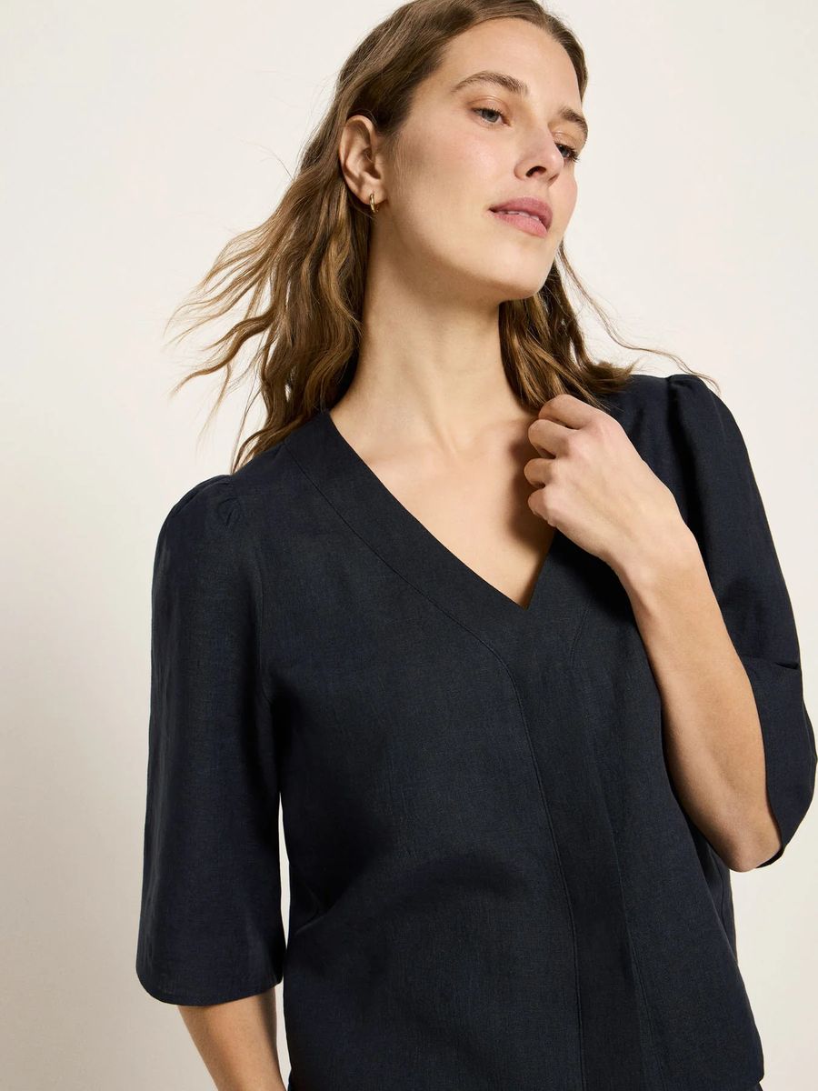 Minimalistische V-Ausschnitt-Bluse aus Bio-Leinen