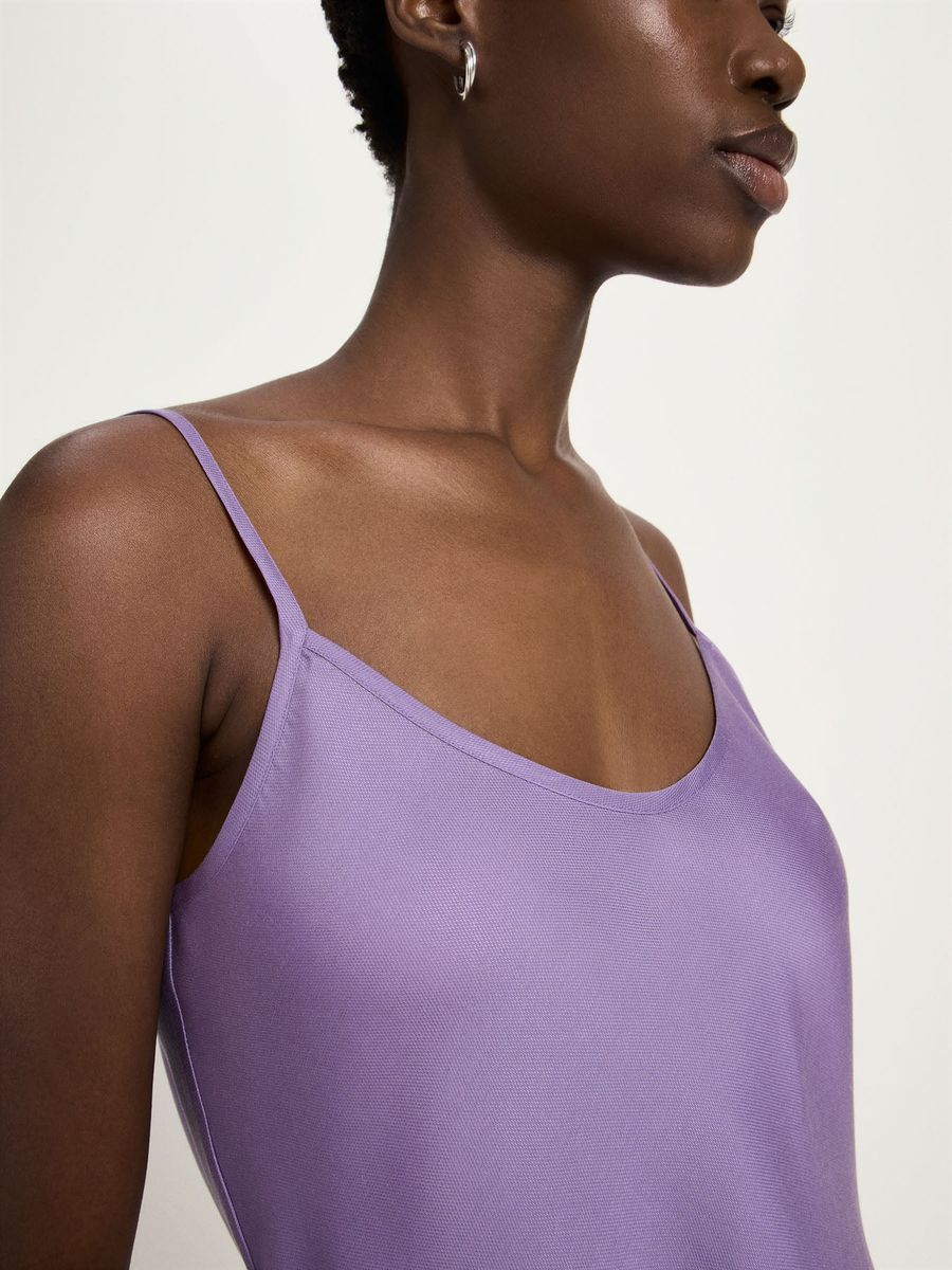 Minimalistisches fließendes Tencel-Trägertop