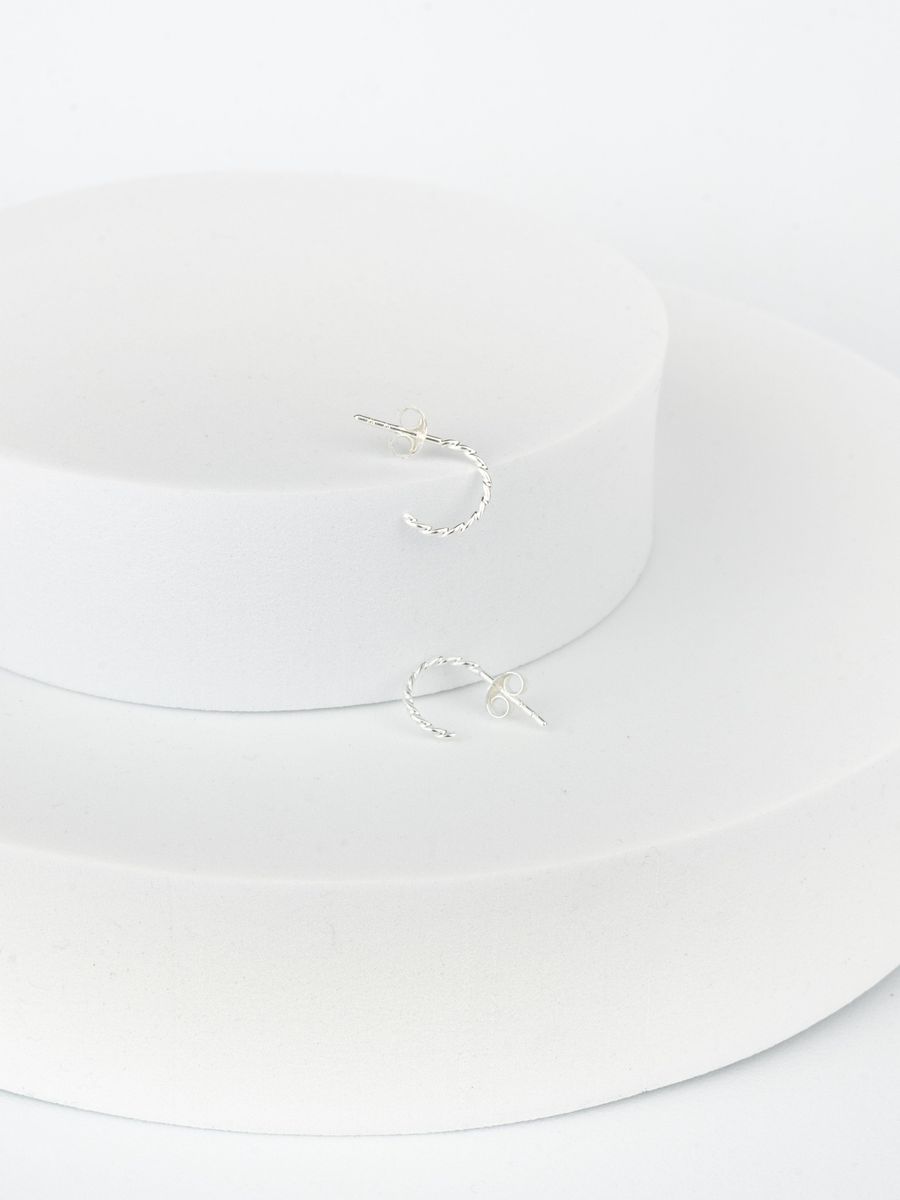 Elegante gedrehte silberne Creolen
