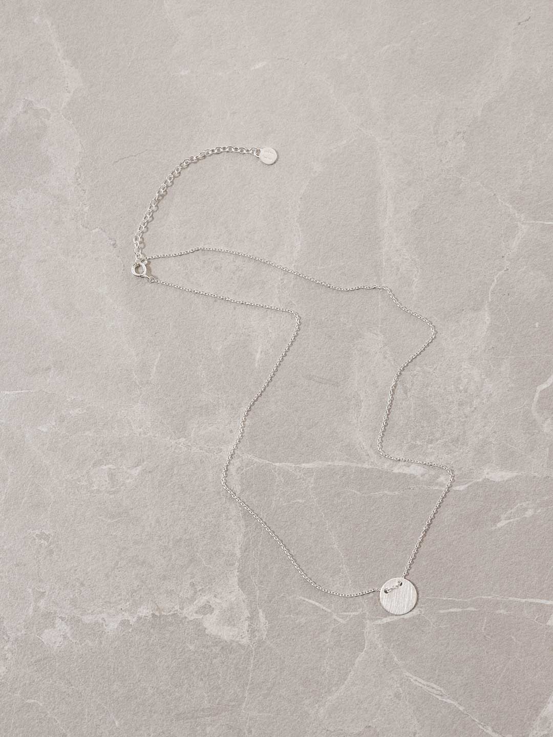 Minimalistische Halskette mit rundem Anhänger