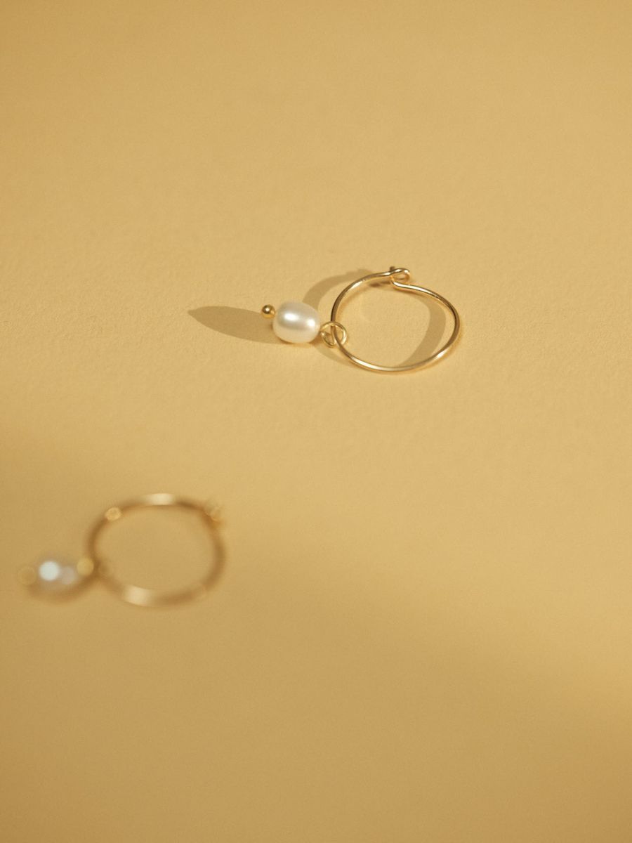 Elegante Goldene Creolen mit Perle