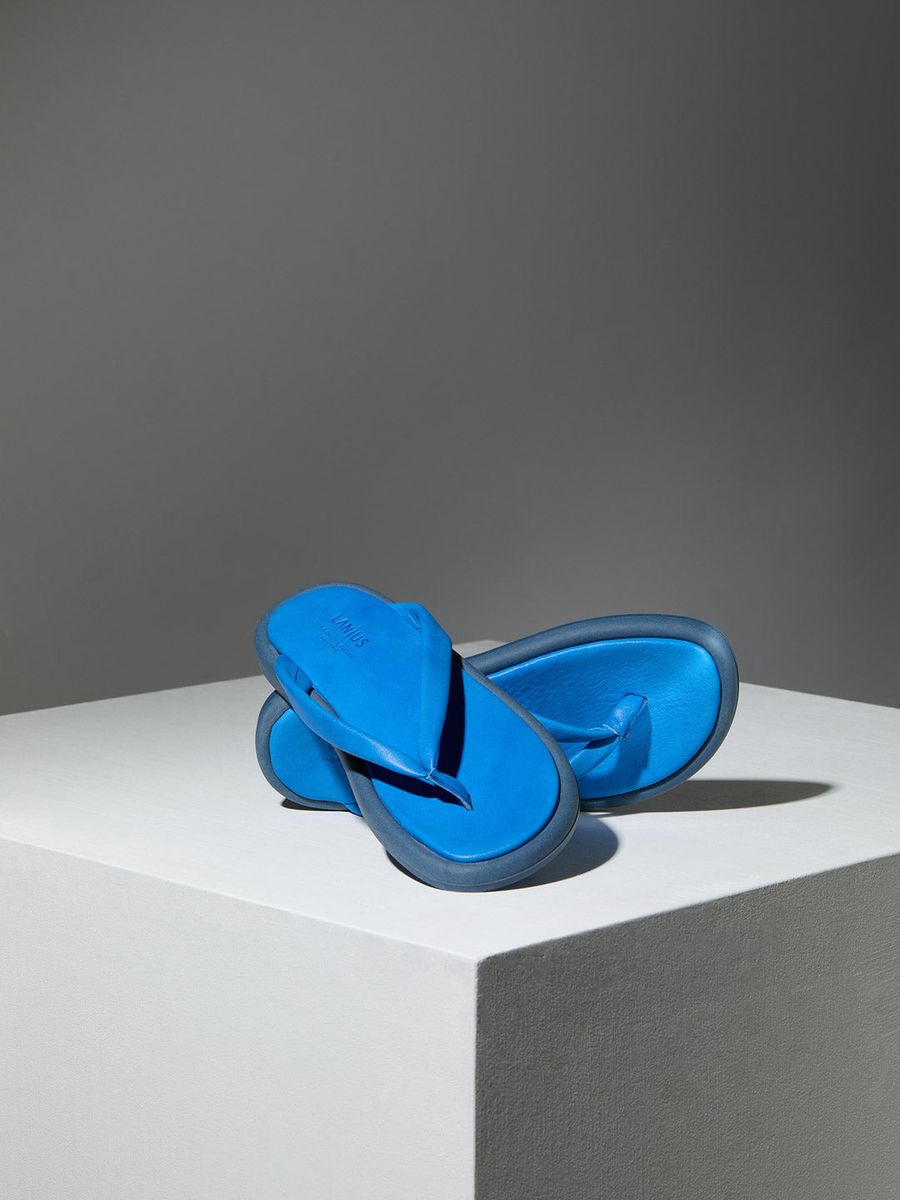Minimalistische Leder-Zehenstegsandalen