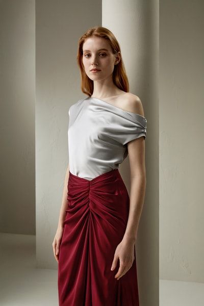 Asymmetrische drapierte Seidenbluse