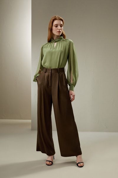 Seidenbluse mit Laternenärmeln und Schlitzen