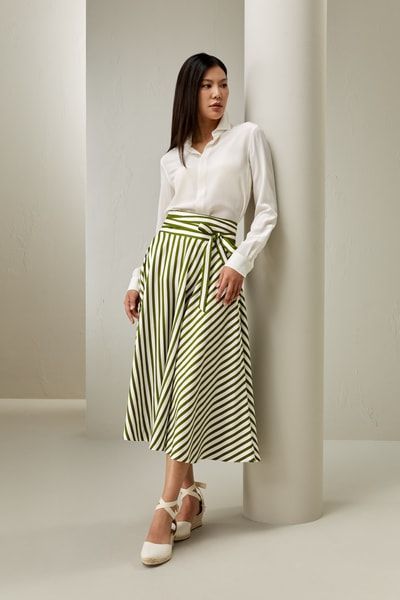 Eleganter gestreifter Midi-Seidenrock