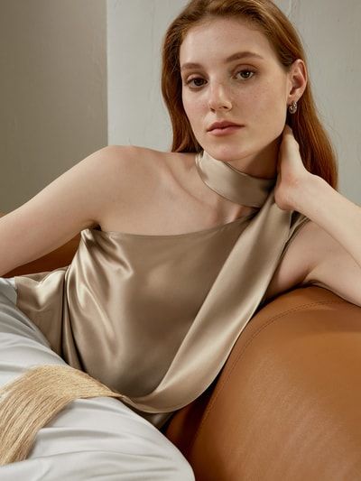 Elegantes One-Shoulder-Seidentop mit Schal