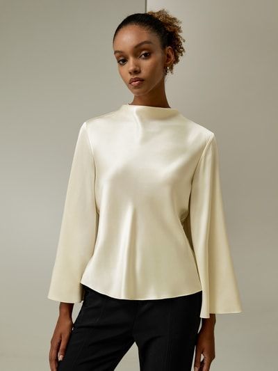 Minimalistisches Seidentop mit Glockenärmeln