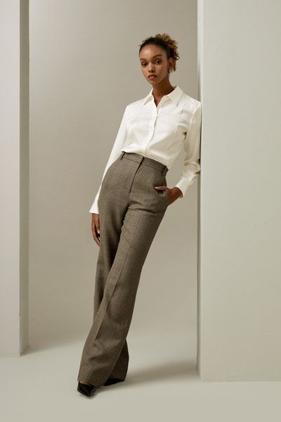 Minimalistische Seidenbluse mit 3D-Biesen