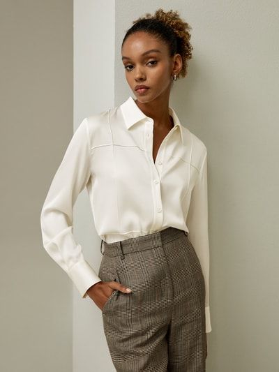 Minimalistische Seidenbluse mit 3D-Biesen