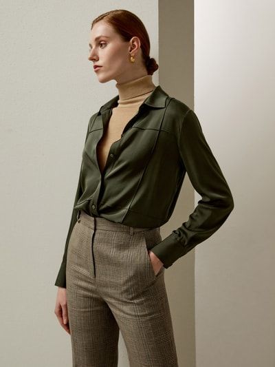Minimalistische Seidenbluse mit 3D-Biesen