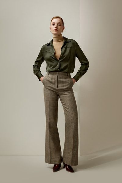 Minimalistische Seidenbluse mit 3D-Biesen