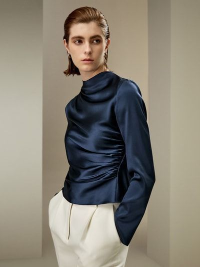 Drapierte Seidenbluse für den Abend