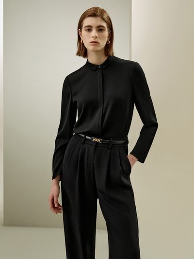 Minimalistisches Seidenhemd mit verdeckter Knopfleiste