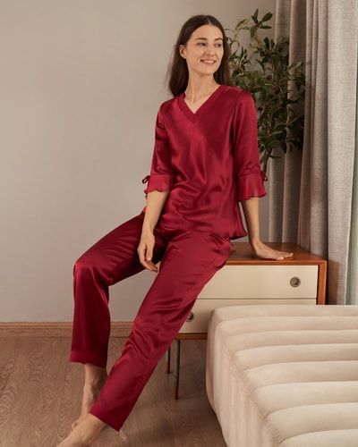 Elegantes Seiden-Pyjama-Set mit V-Ausschnitt