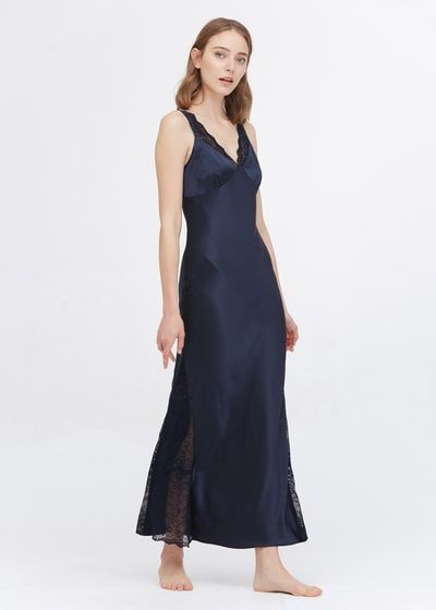 Elegantes Seidennachthemd mit Spitzenbesatz