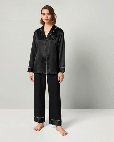 Luxuriöser Seidenpyjama mit Strass-Verzierung