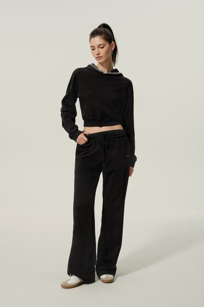 Minimalistisches kurzes Kapuzensweatshirt