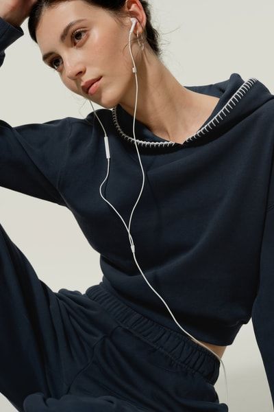 Minimalistischer Crop-Hoodie mit Ziernaht