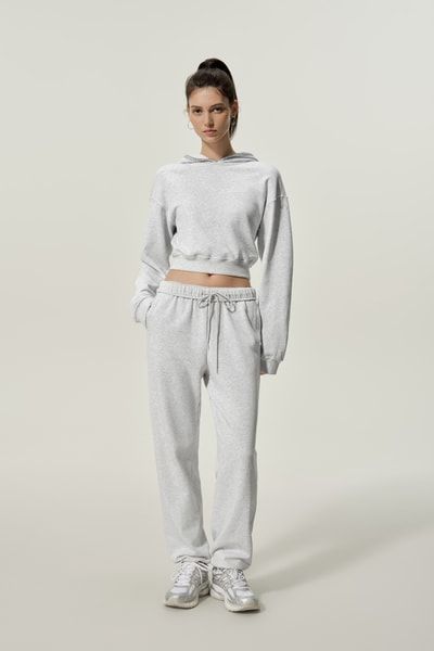 Minimalistischer kurzer Kapuzenpullover