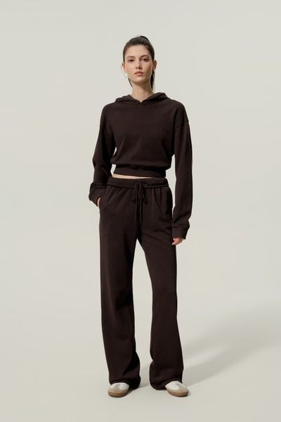 Minimalistischer Kapuzenpullover im Crop-Schnitt