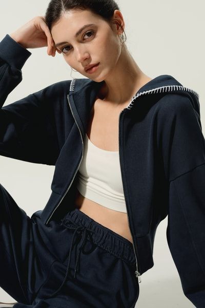 Kurzer Seidenfrottee-Hoodie mit Kontrastnaht