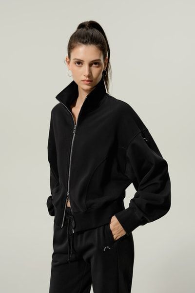 Minimalistische Reißverschlussjacke aus Seidenfrottee