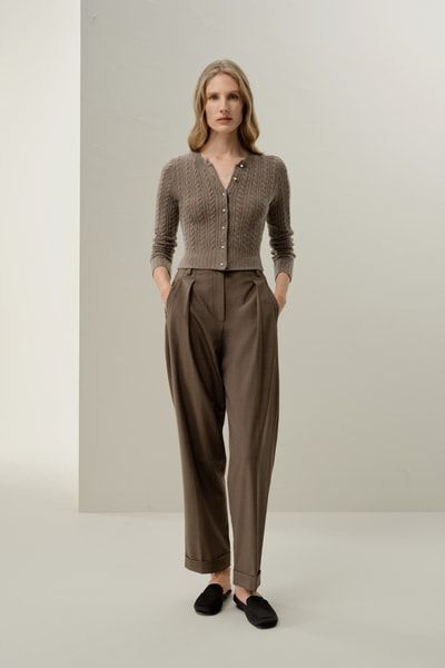 Kurze Kaschmir-Strickjacke mit Zopfmuster