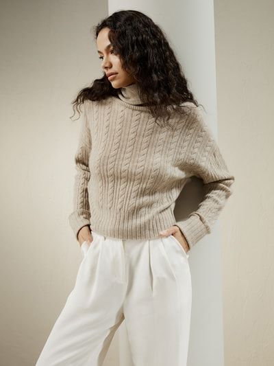 Klassischer Rollkragenpullover mit Zopfmuster