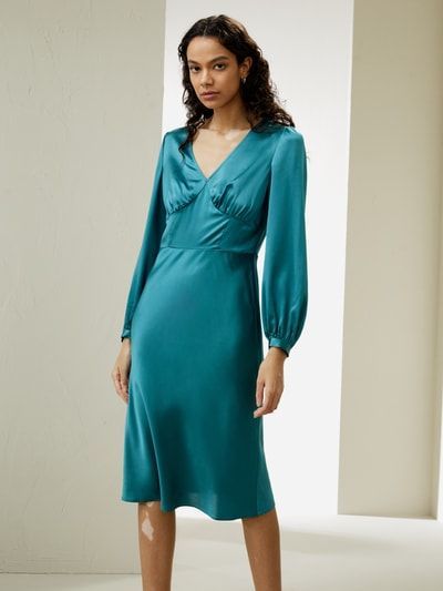 Elegantes Seiden-Midikleid mit V-Ausschnitt