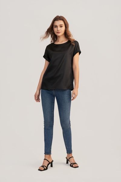 Minimalistisches Seidentop mit Kurzarm