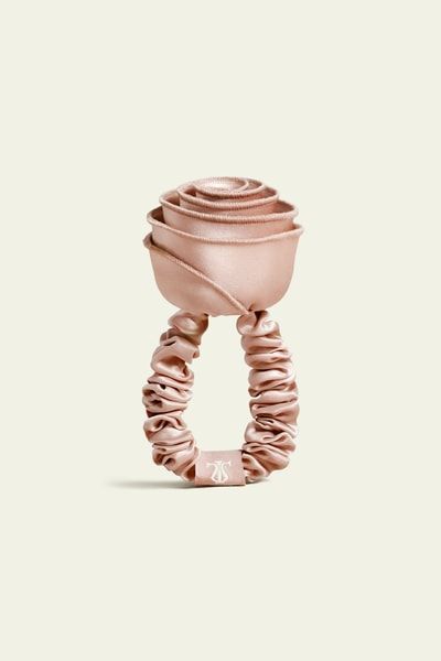 Seiden-Scrunchie mit Rosenblüte